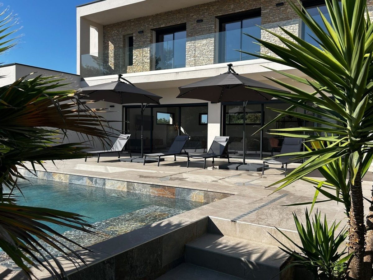 Piscine à débordement chauffée de la villa